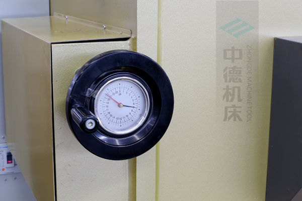 ZDG-832刀片間隙調節(jié)裝置，設置在機架前面，并有刻度顯示，調節(jié)方便.jpg